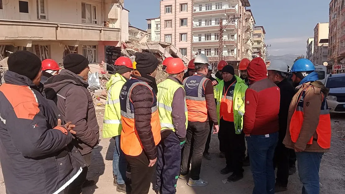 AK Parti Afyonkarahisar teşkilatları Hatay’da gönüllere giriyor