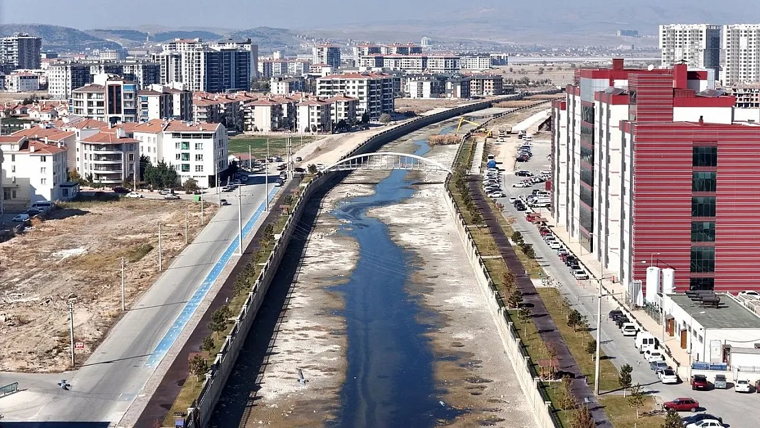 Akarçay'ın kenarında yol çalışması yapılıyor
