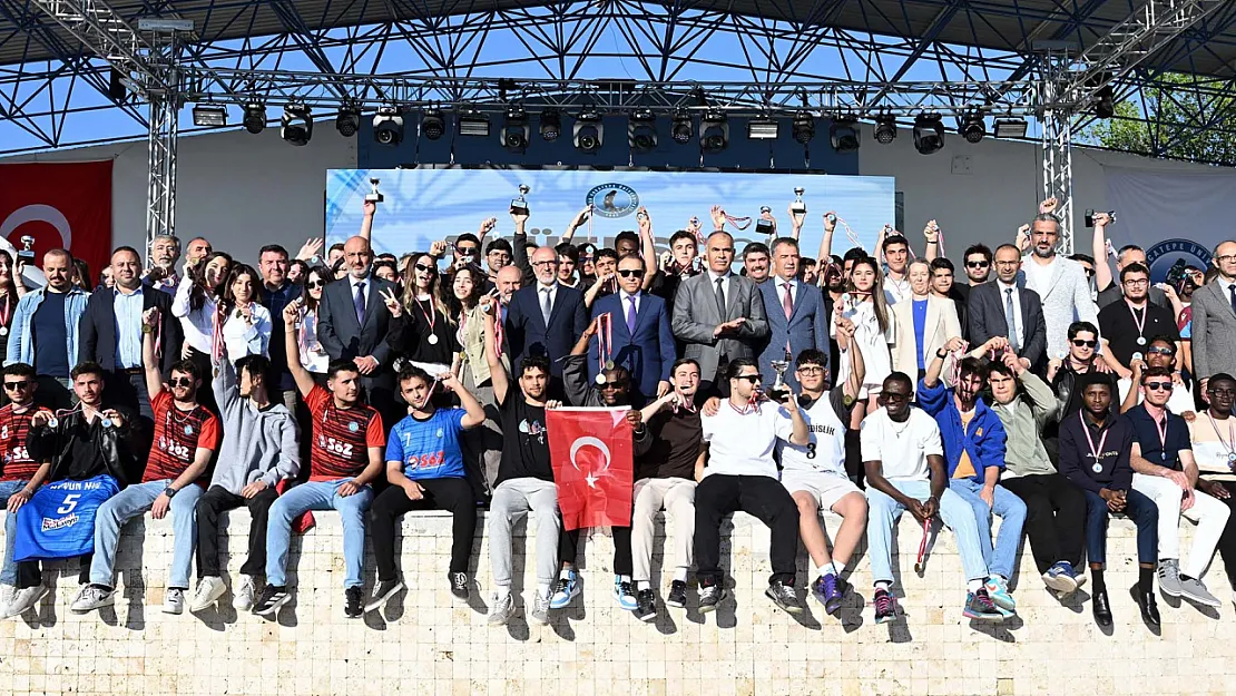 AKÜ'de Renkli Tören: Tüm Gözler Bu Fakültelerin Üzerindeydi!