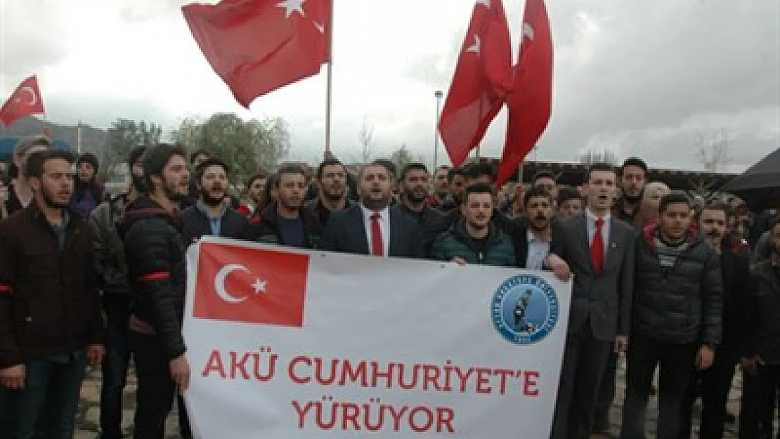 AKÜ Öğrencileri Cumhuriyet için yürüdü