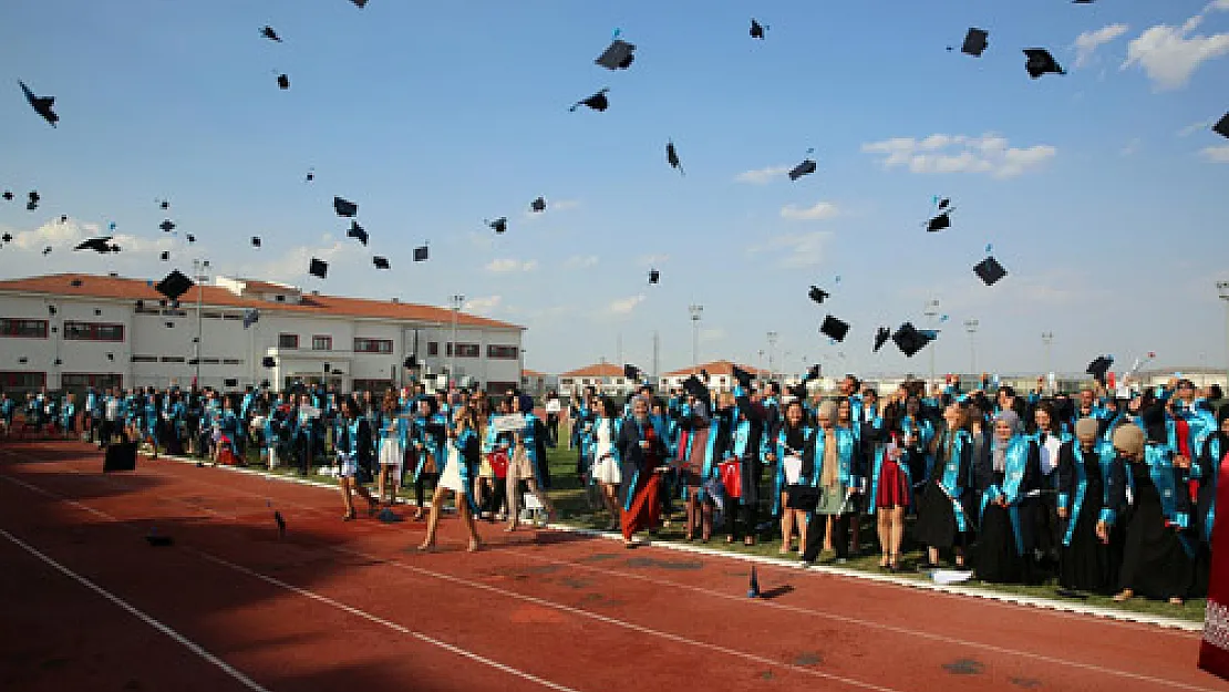 AKÜ’de mezuniyet coşkusu