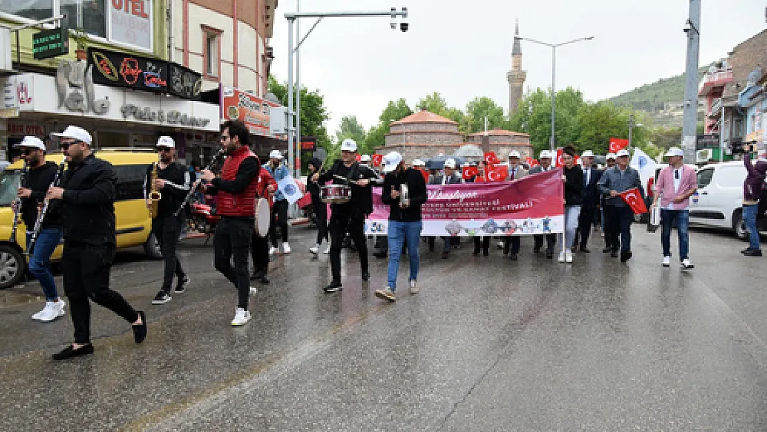 AKÜFEST, kortej yürüyüşü ve Zafer Meydanı'ndaki etkinliklerle başladı