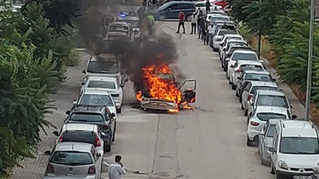 Alev topuna dönen araç büyük paniğe neden oldu