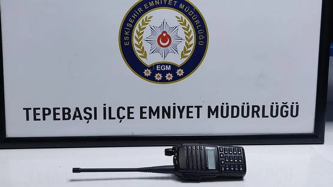 Alkollü ve ehliyetsiz sürücünün aracında telsiz ele geçirildi