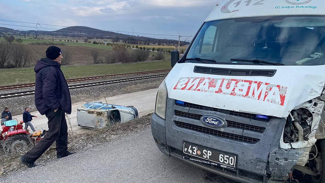 Ambulans İle Hafif Ticari Araç Çarpıştı: 1 Yaralı