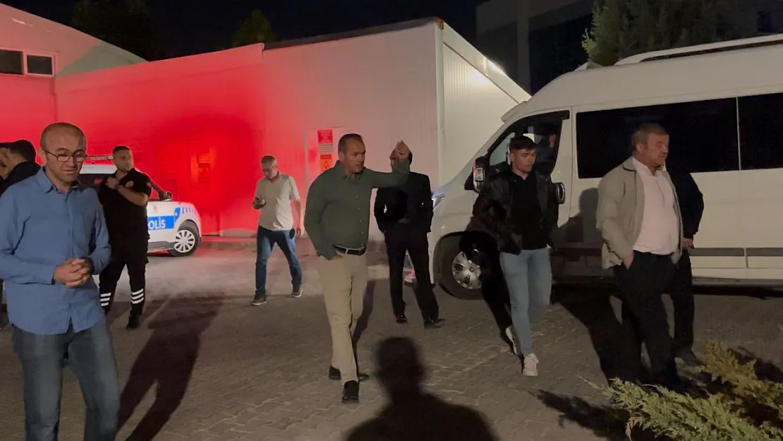 Ambulansı Kilometrelerce Kovalayıp Sıkıştırdılar, Başhekimlik Bahçesine 1 Minibüs Adam Çağırdılar