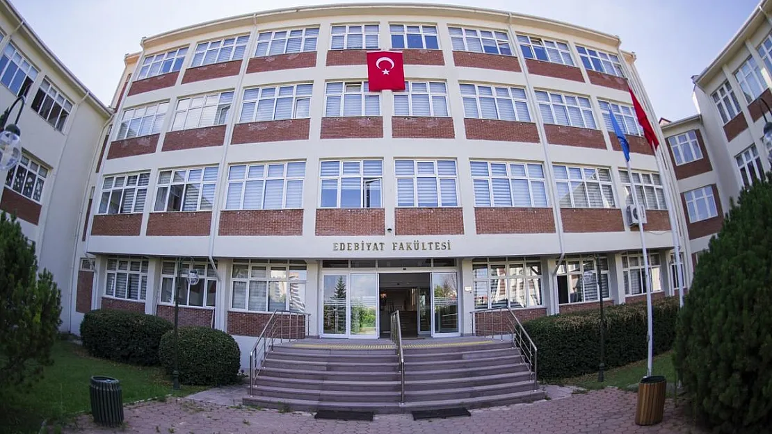 Anadolu Üniversitesi Edebiyat Fakültesi düşünce dünyasını zenginleştiren mezunlar yetiştiriyor