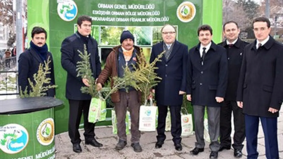 Anıtpark’ta fidan dağıtıldı – Kocatepe Gazetesi