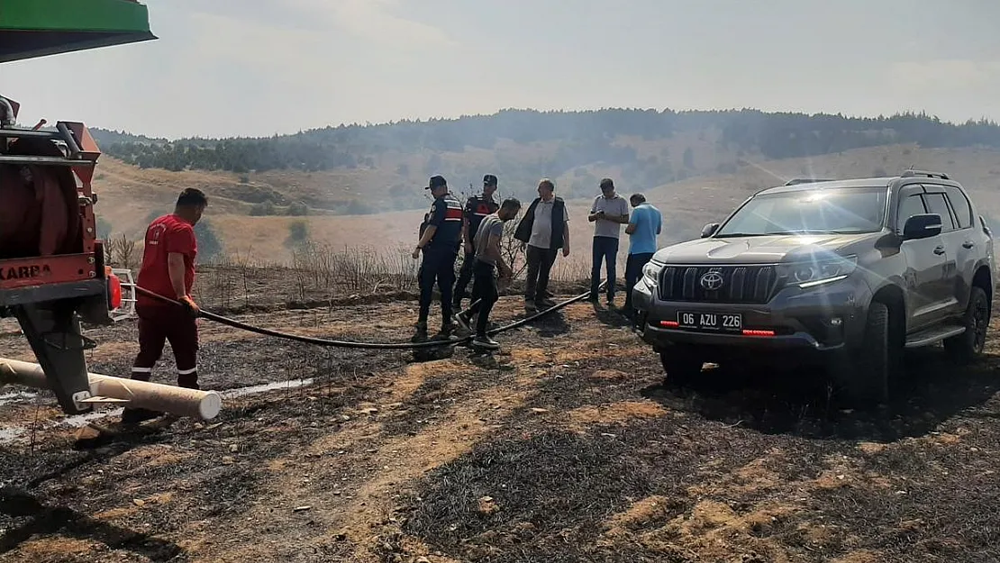 Anız yakılmasıyla tarlada başlayan yangın ormanlık alana sıçramadan söndürüldü