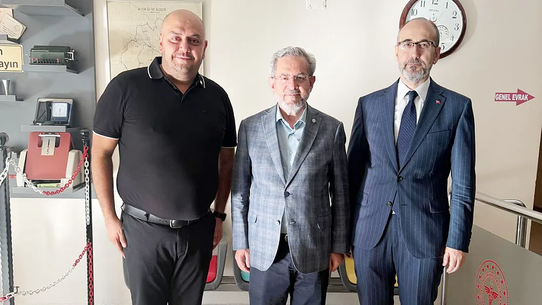 Ankara Üniversitesi Rektörü Prof. Ünüvar, Kime Rozet Taktı?