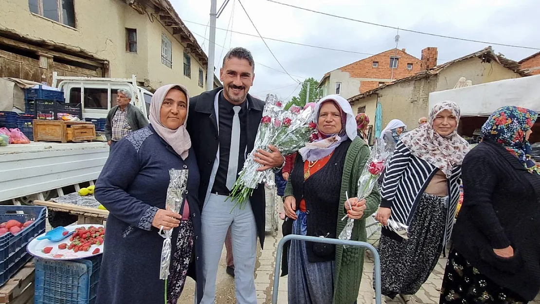 Annelere Tek Tek Gül Dağıttı