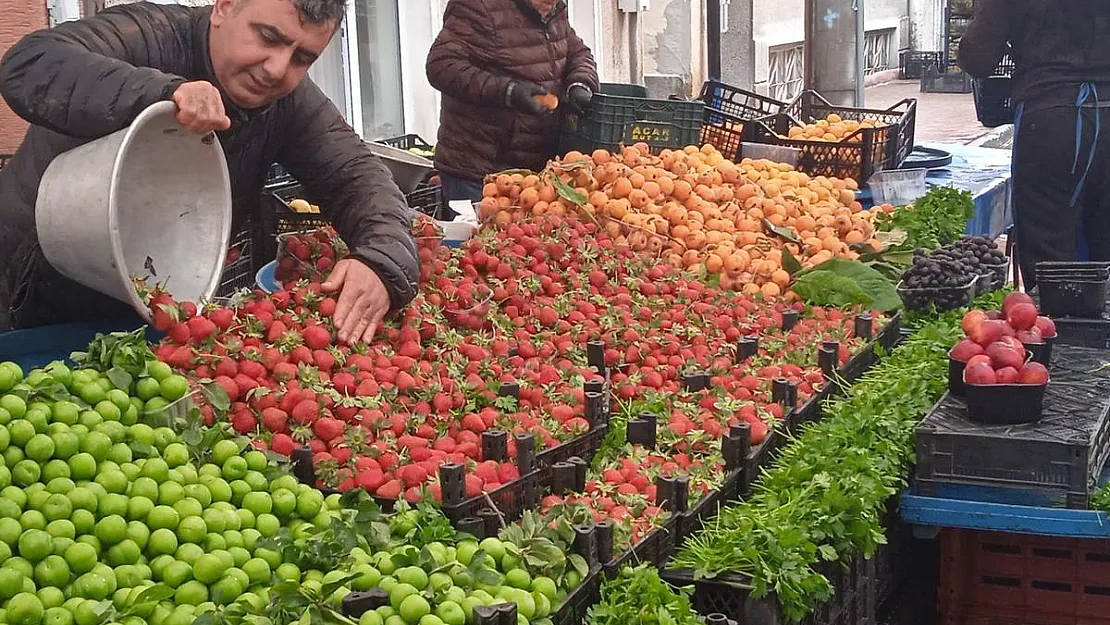 Aşırı yağışlar tezgahlardaki meyve ve sebzeyi etkiliyor