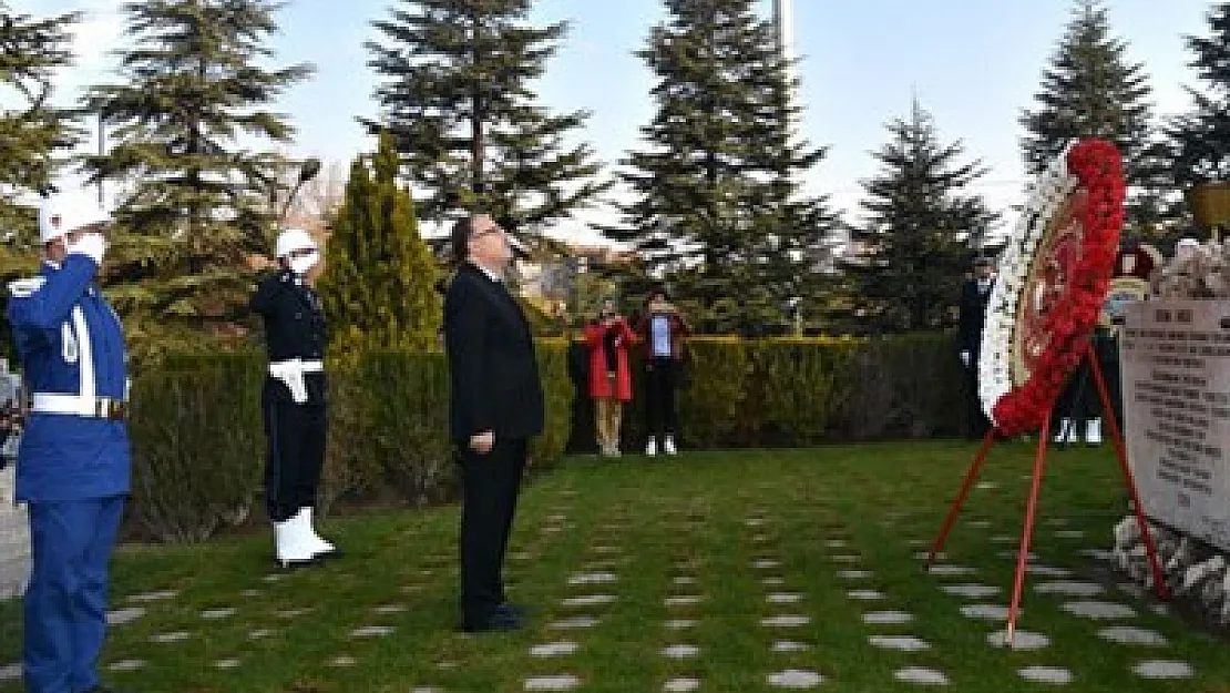 Ata'nın manevi hatırasına çelenkler sunuldu