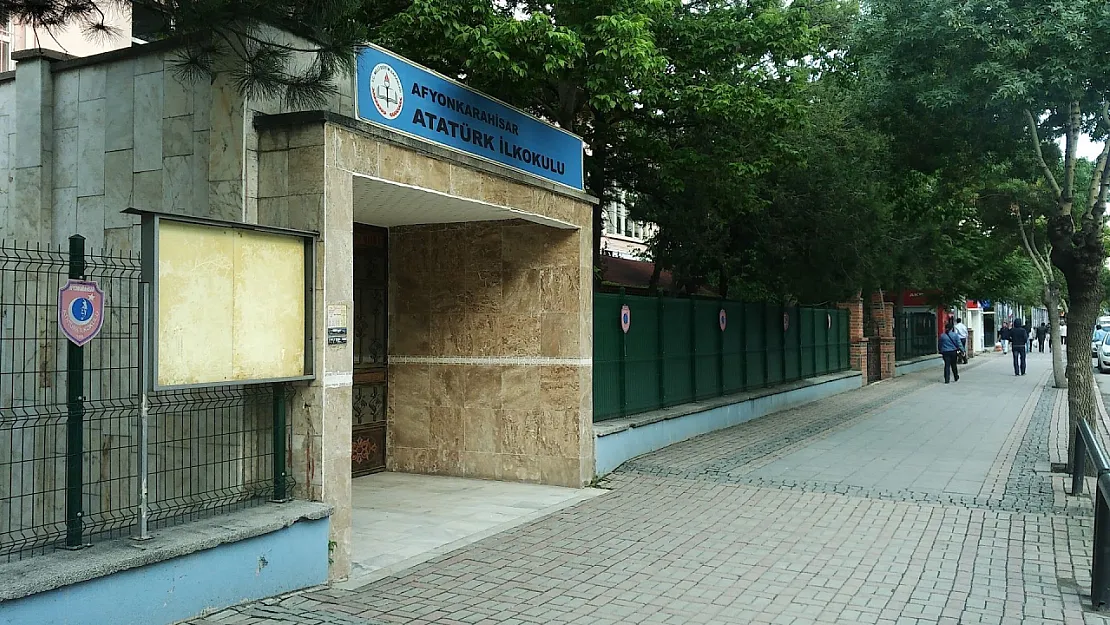 Atatürk İlkokulu'nda Atatürk büstü yok