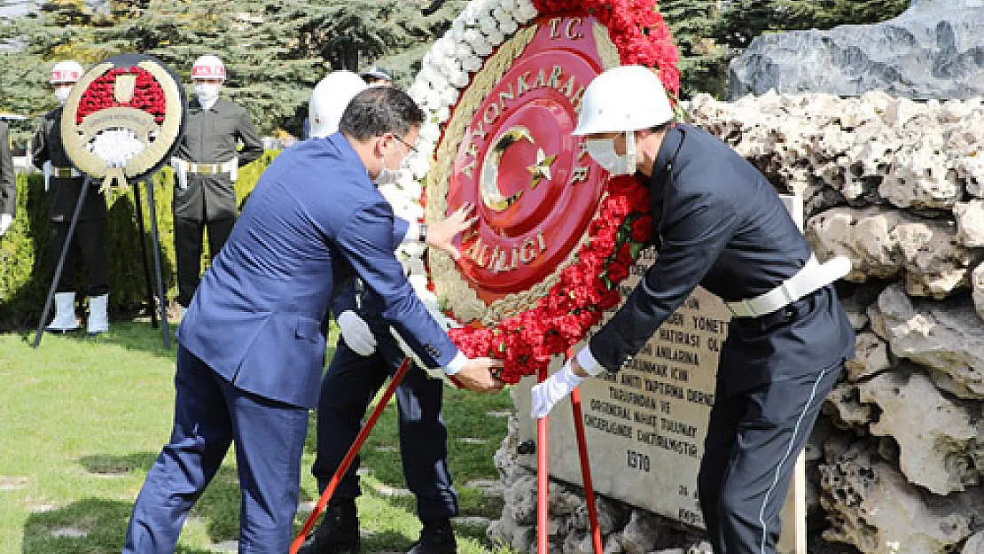 Atatürk’e saygı çelenkleri sunuldu