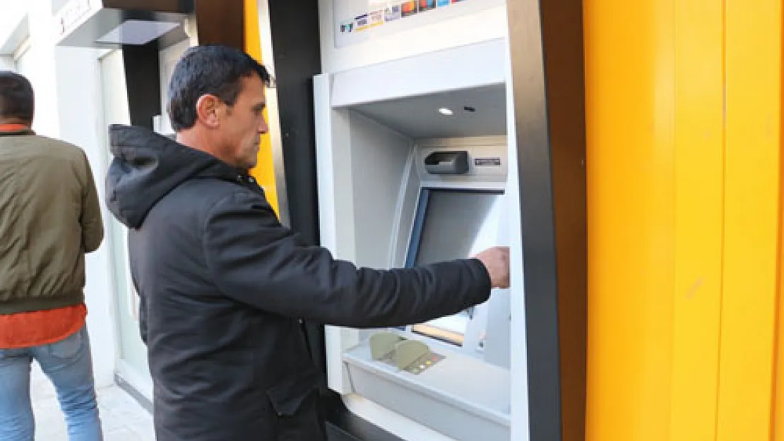 ATM’de bulduğu parayı bankaya teslim etti