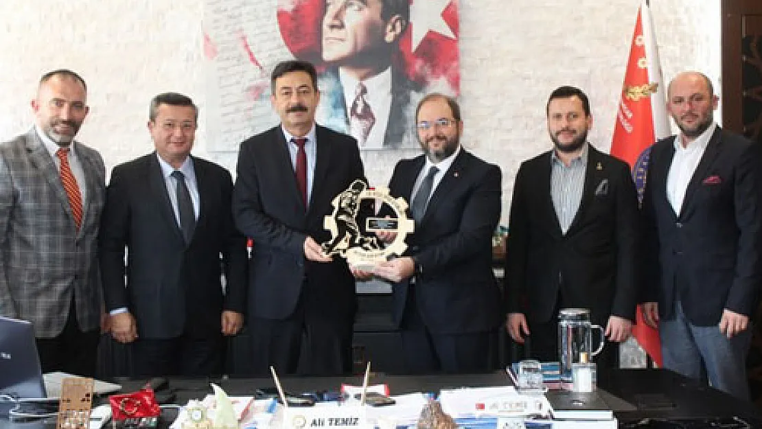 ATSO sponsorlarına teşekkür şilti takdim etti