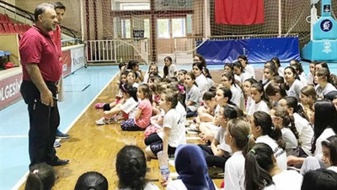 Aydoğan'dan Voleybol Okulu'na ziyaret – Kocatepe Gazetesi