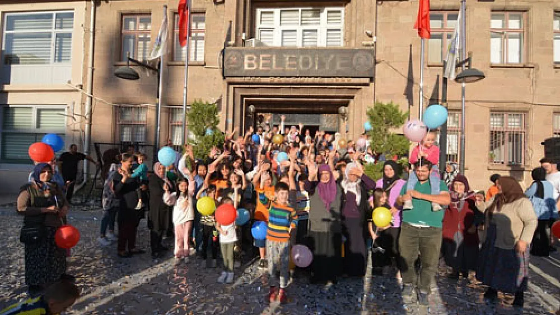 Azra bebek balonlarla tedaviye uğurlandı