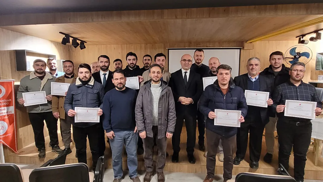 Baba Okulu Semineri Katılımcılarına Sertifika Verildi