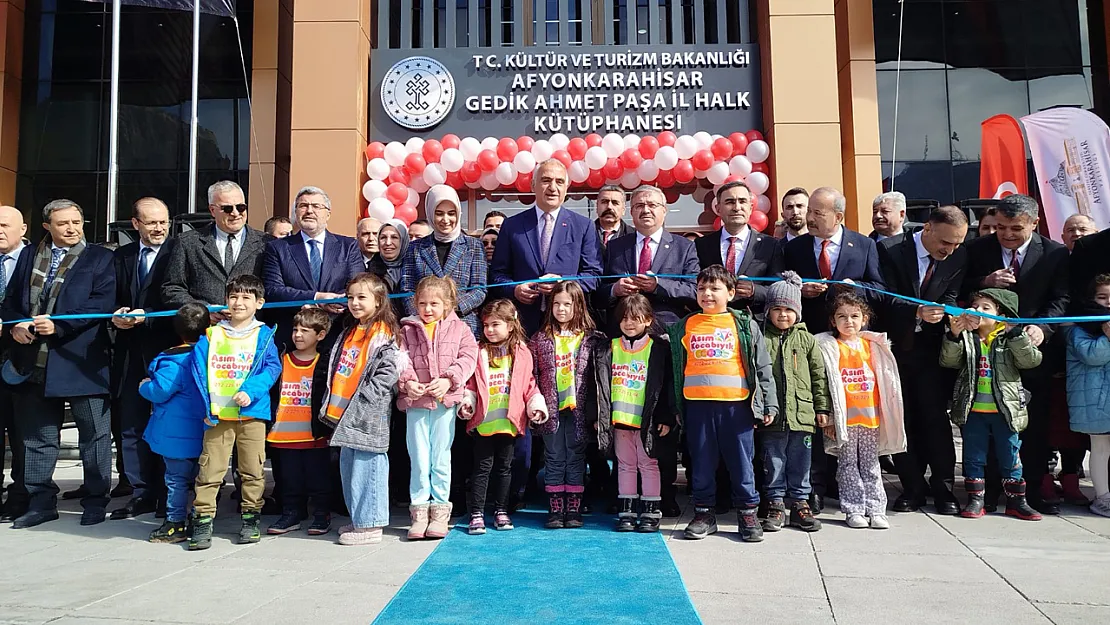 Bakan Ersoy'dan Kütüphane'ye Tam Not