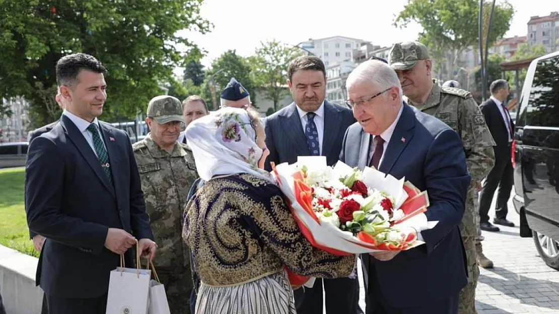 Bakan Güler, Kurban Bayramı'nda Mehmetçikle Bir Araya Geldi