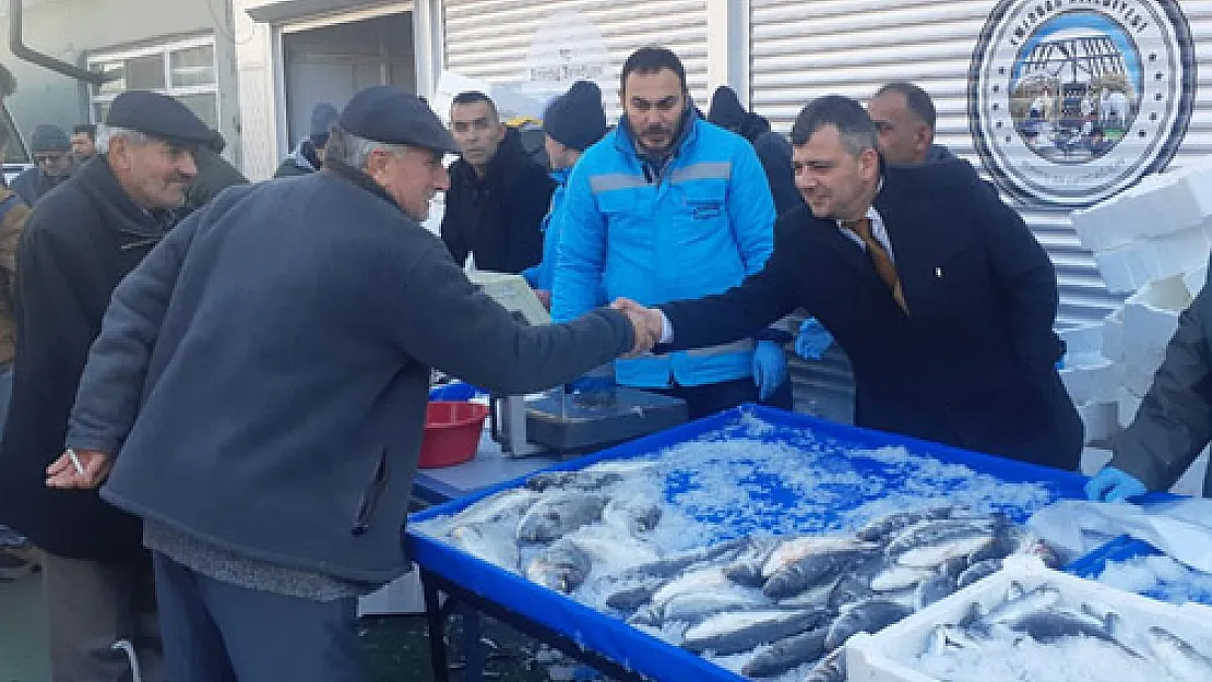 Balık fiyatını yükselten esnafa kızan belediye tanzim satışına başladı