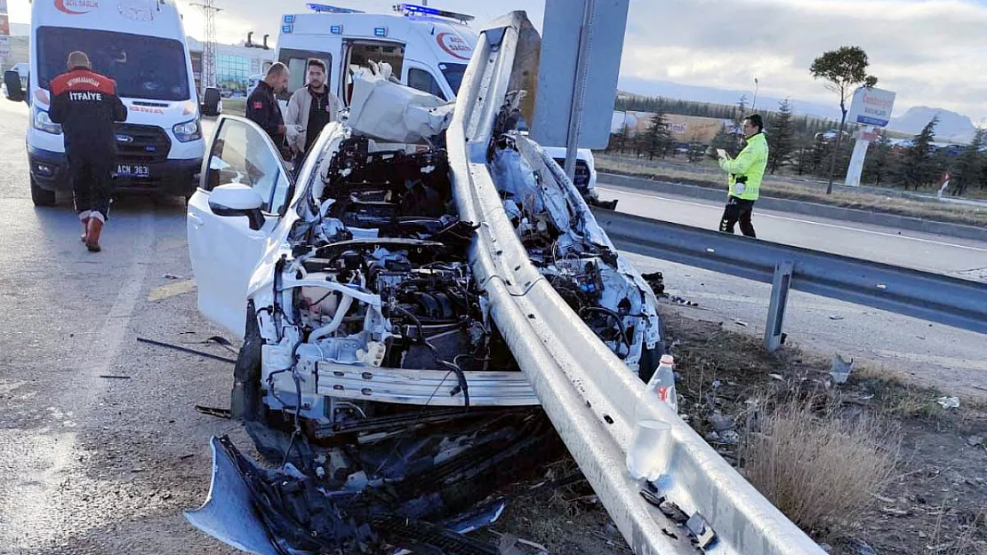 Bariyere Ok Gibi Saplandı: 1 ölü, 3 Yaralı