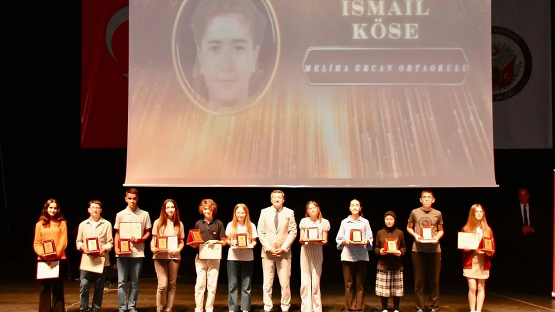 Başarılı öğrencilere 'Eğitim Başarı Ödülleri' Takdim Edildi