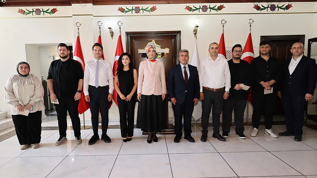 Basın Kartlarını Vali Yiğitbaşı'nın Elinden Aldılar