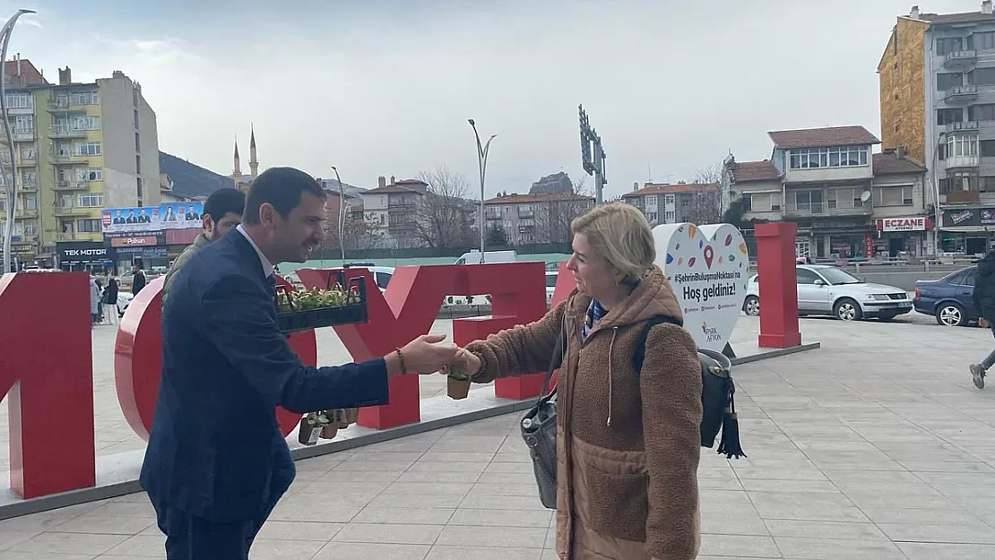 Başkan Adayı Yağcı, Eşiyle Kadınlara Çiçek Dağıttı