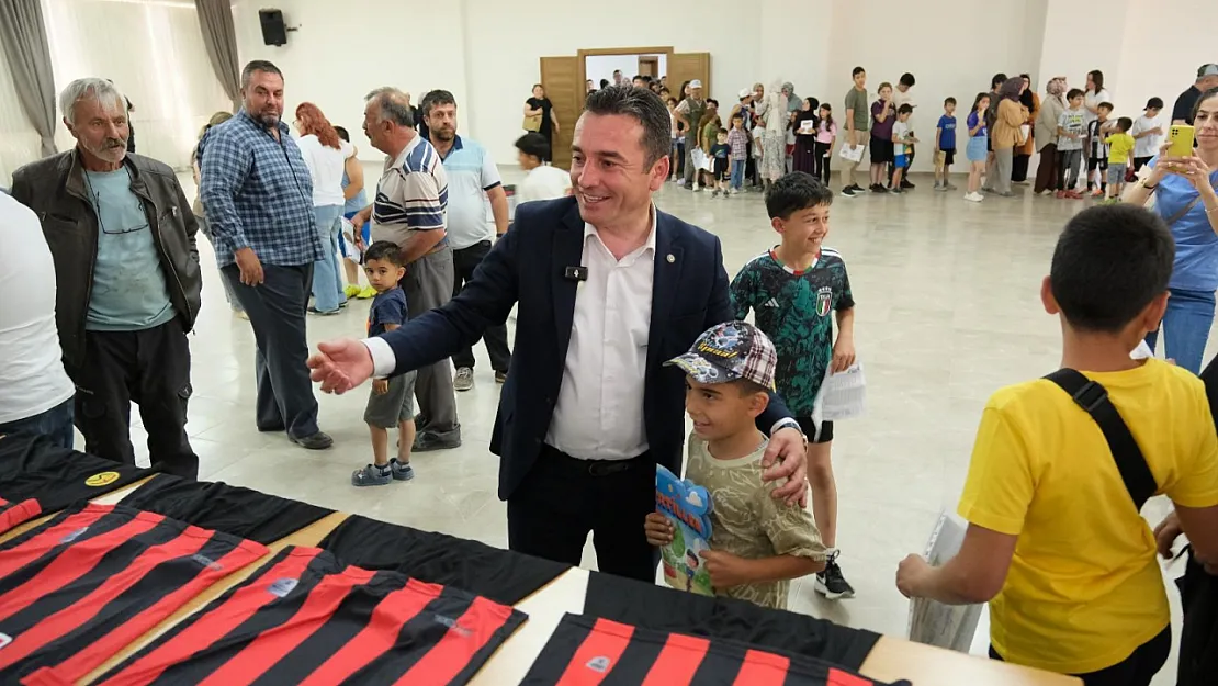 Başkan Dökmeci'den Eskişehirspor Forması Hediye