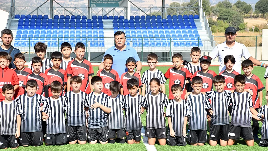 Başkan Koca, Futbol Okulunun Minik Futbolcularıyla Bir Araya Geldi