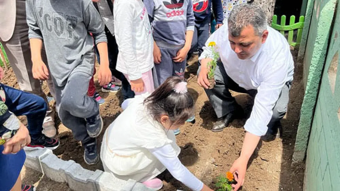 Başkan Koyuncu, öğrencilerle birlikte çiçek ekti