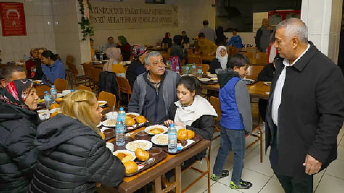 Başkan Zeybek, ilk iftarı depremzedelerle yaptı