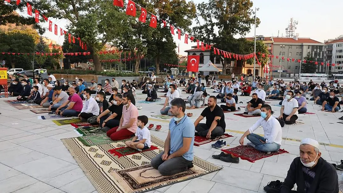 Bayram kardeşliği Zafer Meydanı’nı doldurdu