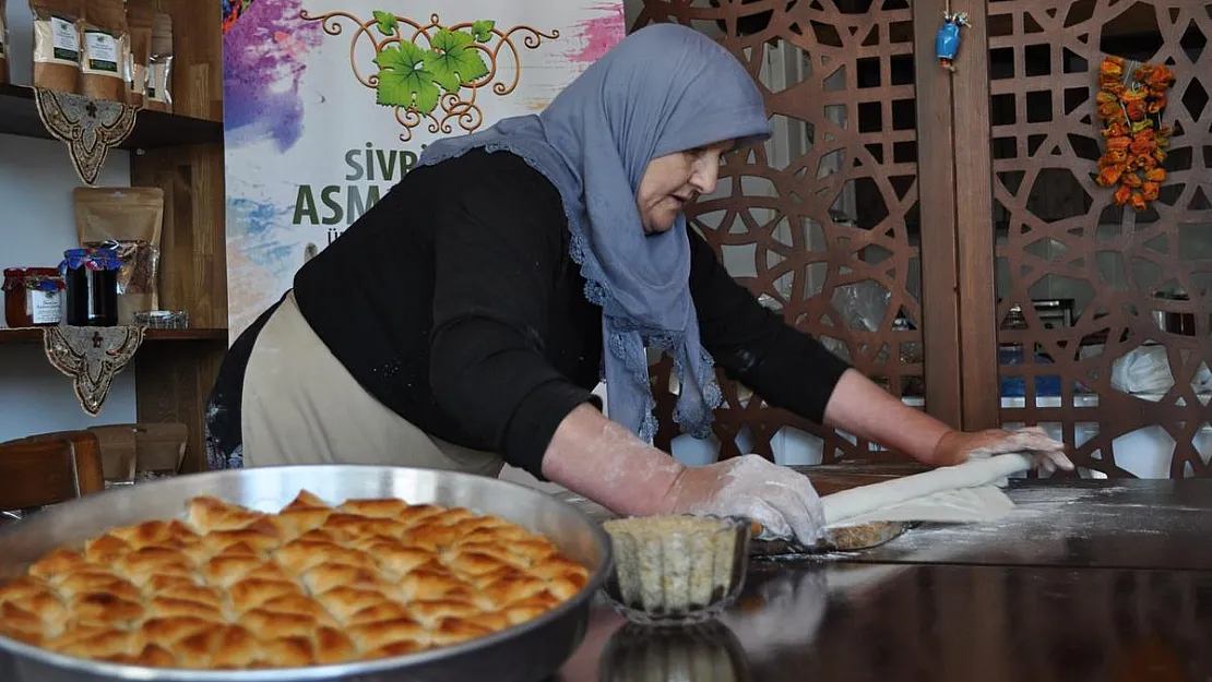 Bayramın yaklaşmasıyla Sivrihisar'ın özel muska baklavasına talepler arttı