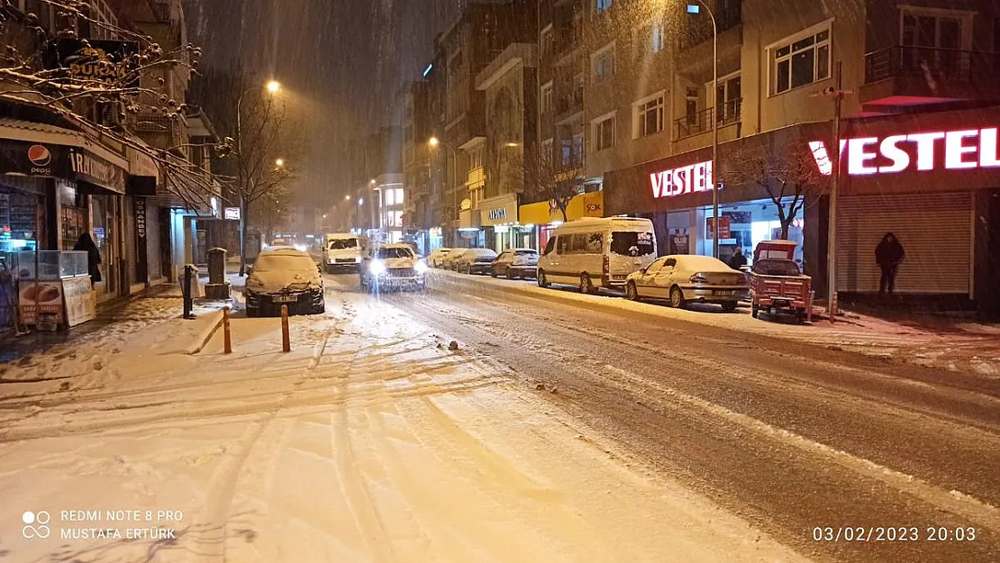 Beklenen kar başladı, trafikte aksamalar yaşanıyor