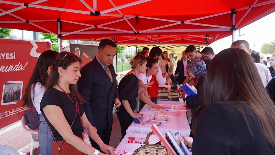Belediye Başkan Yardımcıları Bilim Ve Kültür Şenliği'nde Öğrencilerle Buluştu