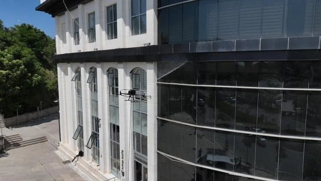 Belediye'den Teknolojik Temizlik, Drone İle Dış Cephe Yıkandı