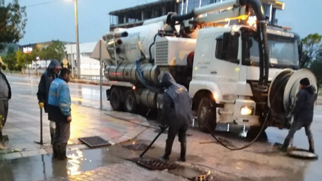 Belediye ekipleri yoğun mesai harcadı