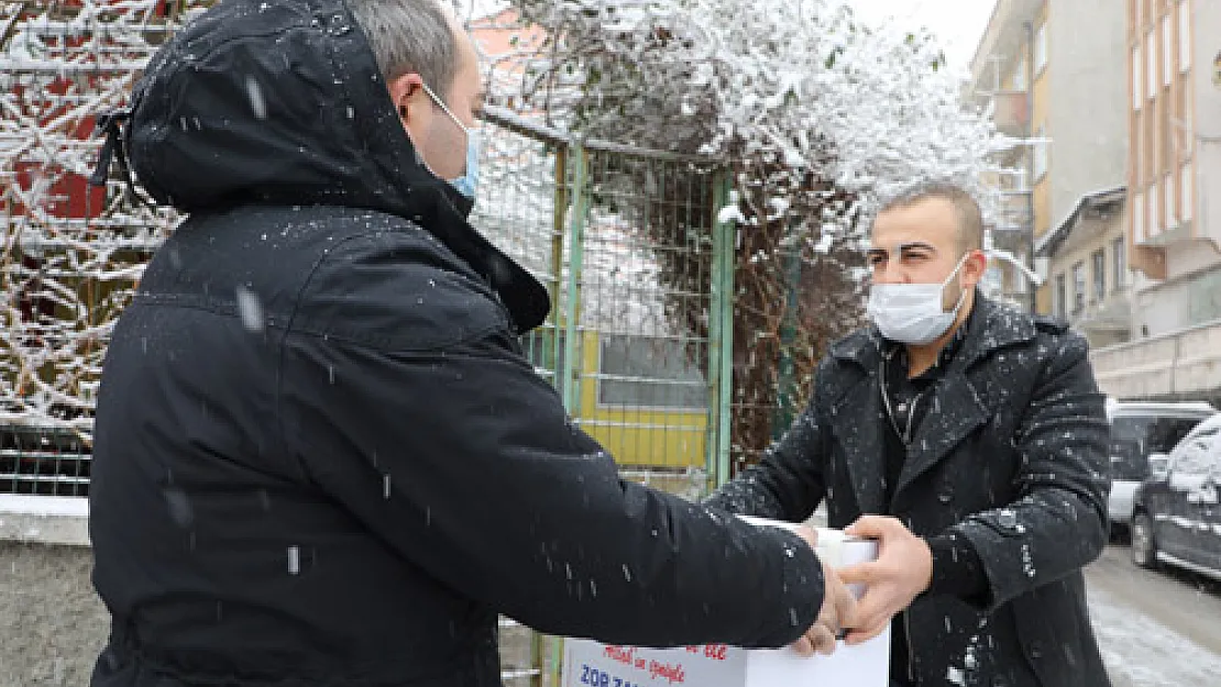 Belediye esnafa gıda paketi dağıttı