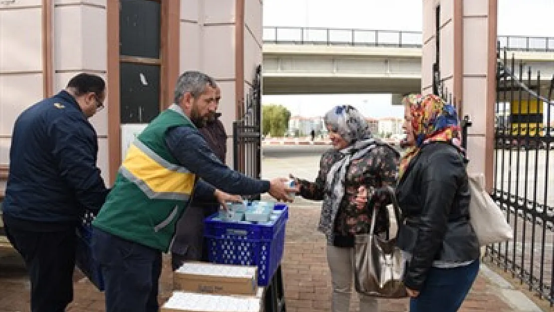 Belediye kandil helvası ve süt dağıttı