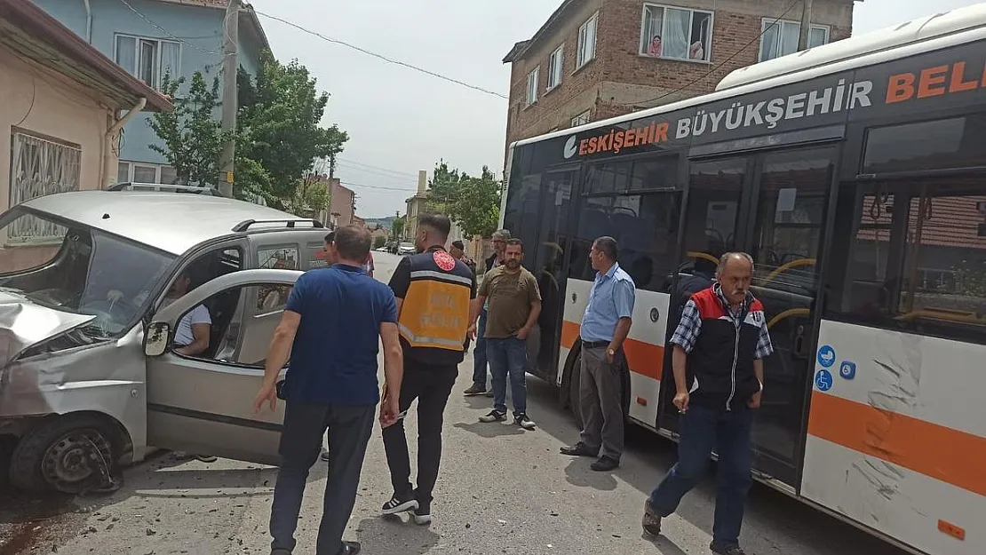 Belediye otobüsü hafif ticari araca çarptı: 1 yaralı