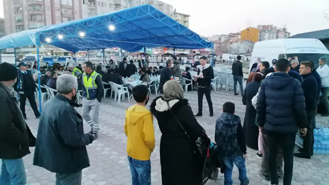 Belediye'den 2 noktada iftar çadırı, 6 noktada yemek dağıtımı