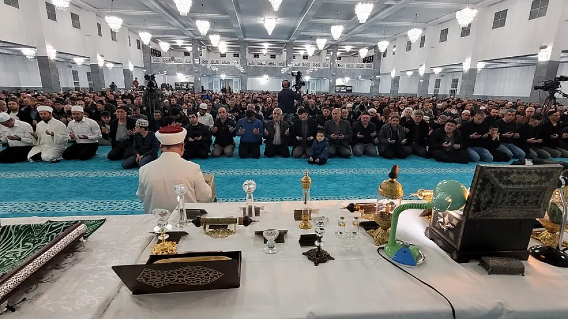 Berat Kandili'nde Mukaddes Emanetler Yoğun İlgi Gördü