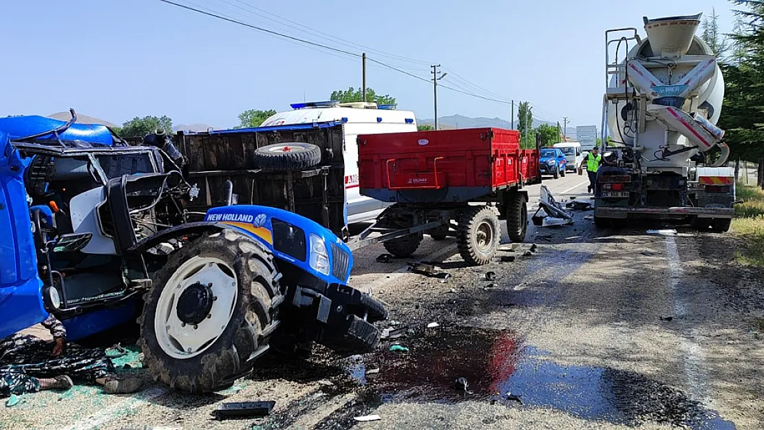 Beton Mikseri İle Traktörün Çarpıştığı Kazada 3 Kişi Yaralandı