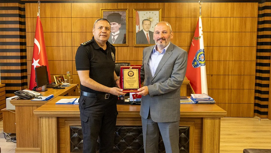Bilecik'te Emekliye Ayrılan Polis Memuruna Plaket