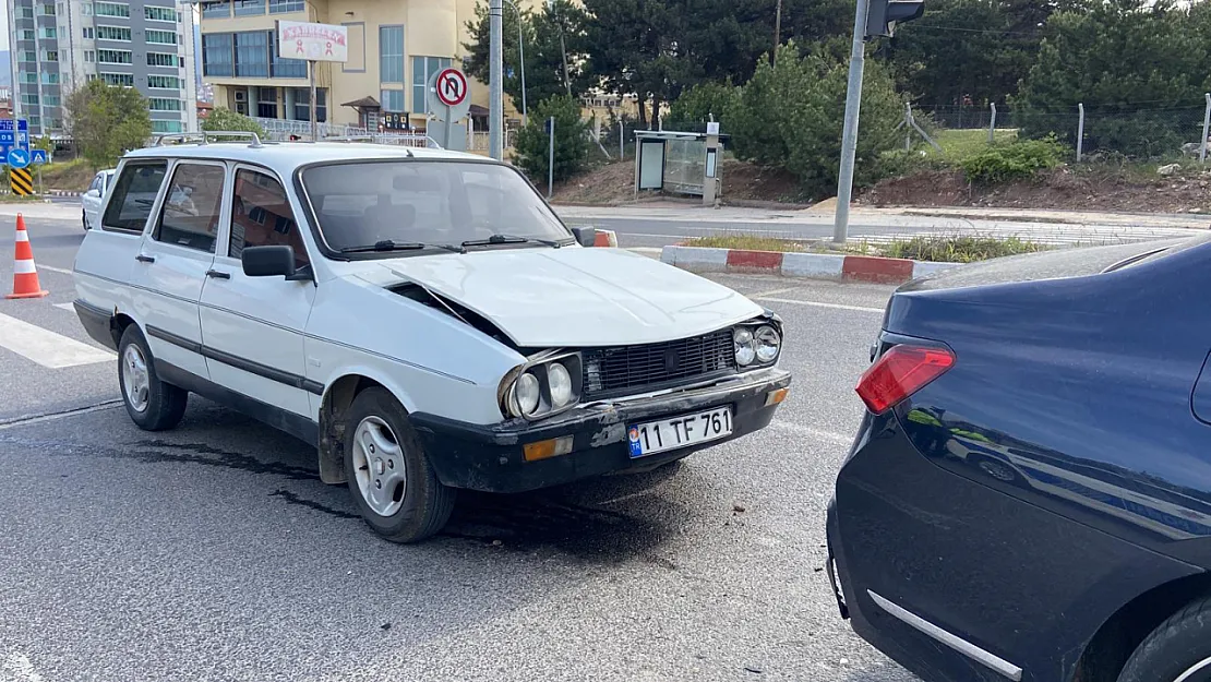 Bilecik'te İki Otomobil Çarpıştı: 1 Yaralı