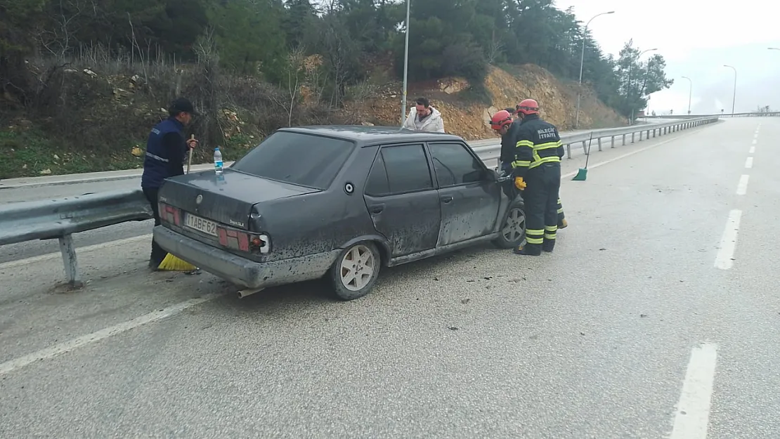 Bilecik'te Kontrolden Çıkan Otomobil Refüje Çarptı